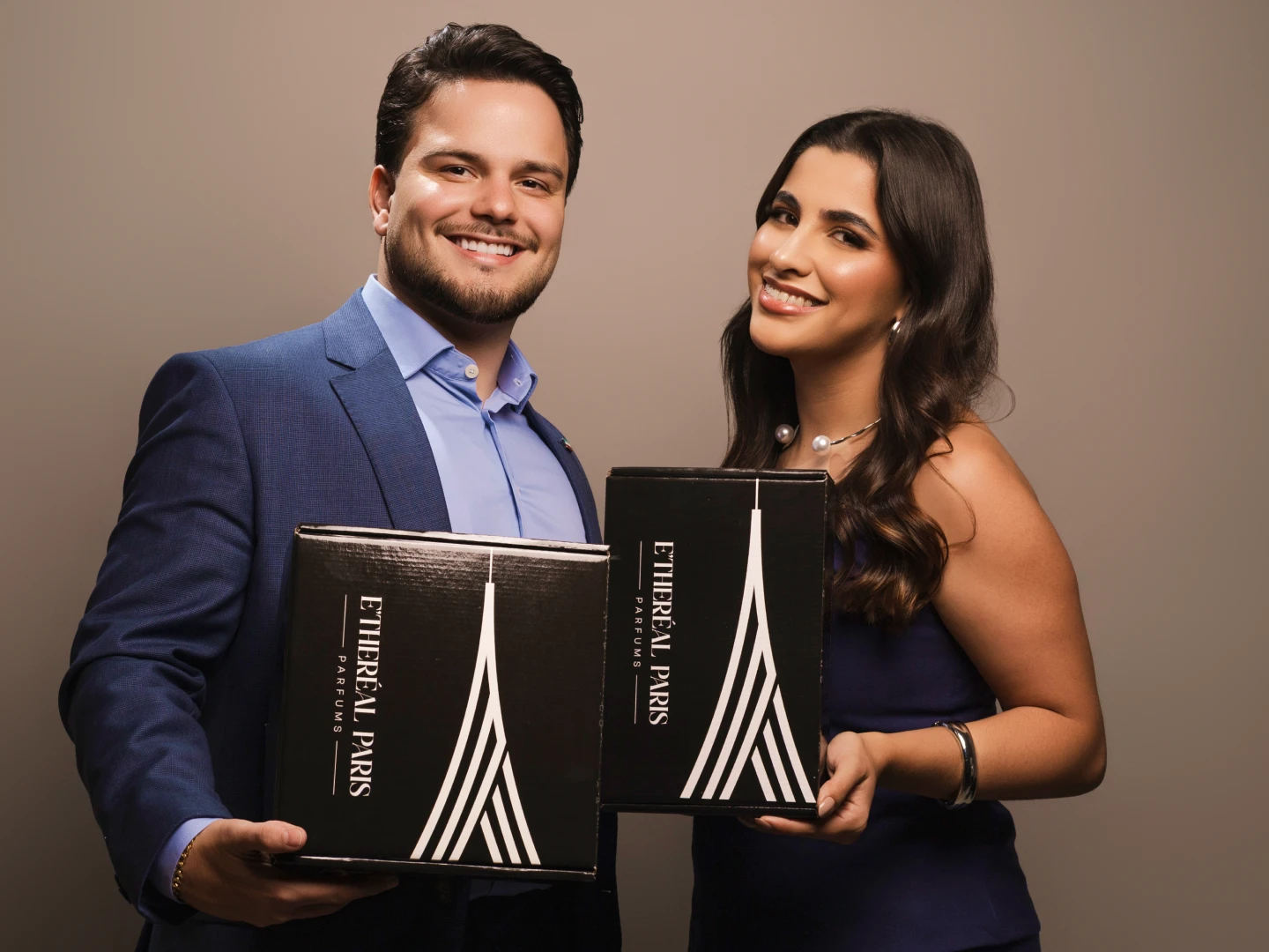 Coleção de fotos de um casal elegante e um homem de terno posando com os frascos e caixas de luxo dos perfumes E'theréal Paris.